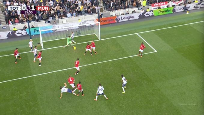 Phản ứng cực nhanh của thủ môn người Bỉ