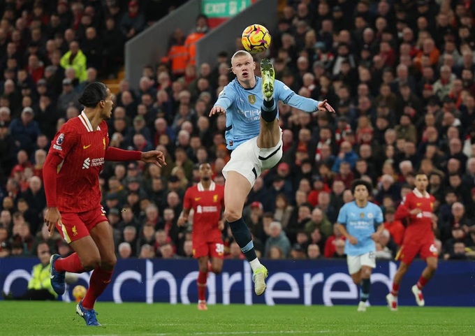 Tiền đạo Erling Haaland của Man City sẽ đối đầu với trung vệ thép Virgil van Dijk của Liverpool