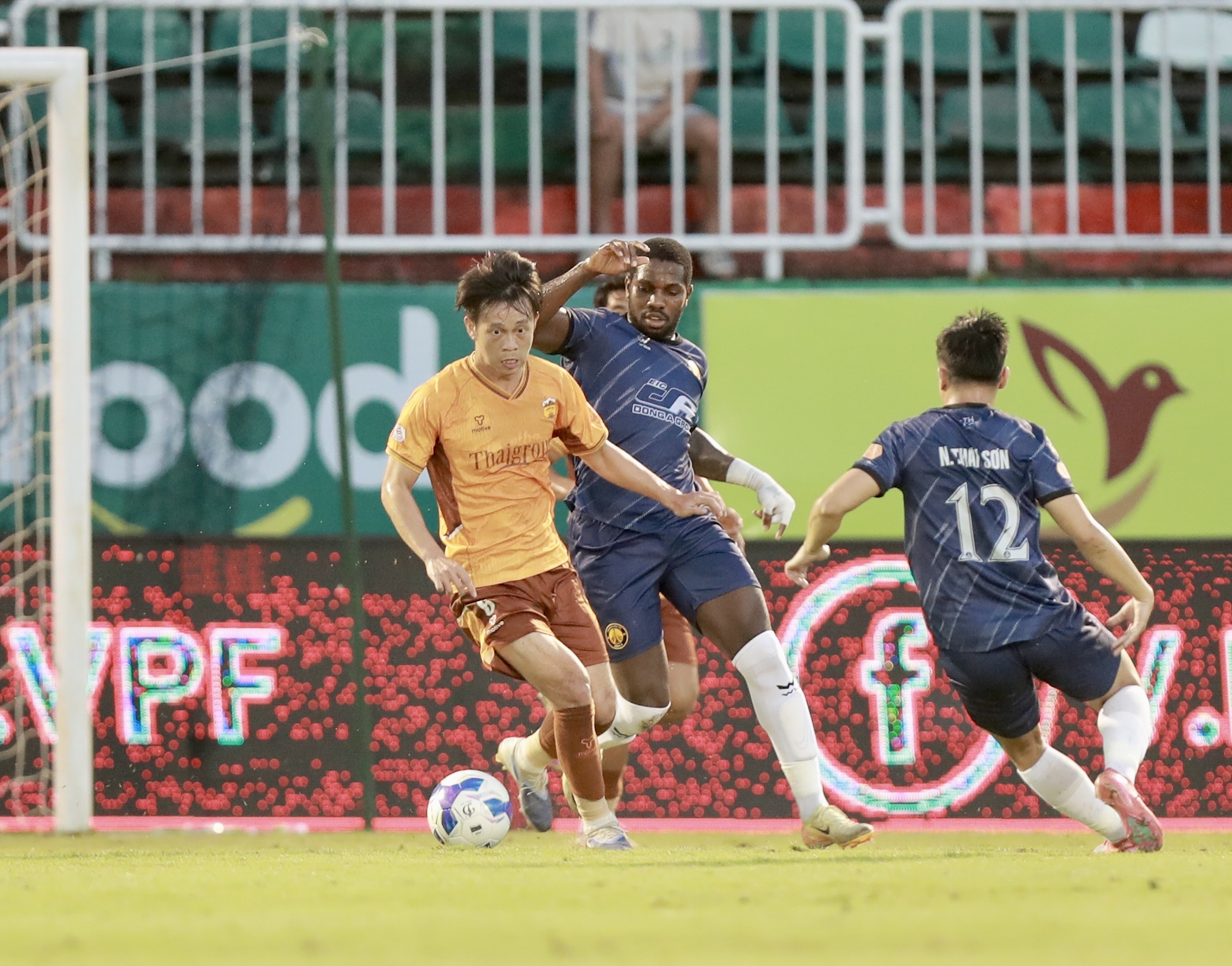 HAGL chia điểm với Thanh Hoá ở vòng 11 V.League 2025/26 (Ảnh: Đức Cường)