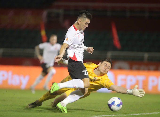 Tiến Linh có nhiều cơ hội, nhưng không thắng được thủ môn Văn Lâm. Ảnh: Anh Khoa