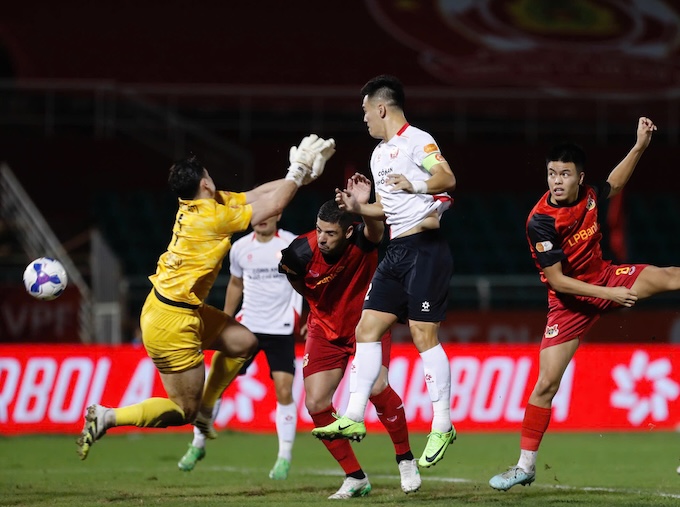 Pha tấn công của chủ nhà CA TP.HCM trước khung thành thủ môn Văn Lâm. Ảnh: Anh Khoa