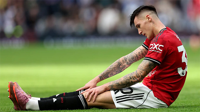 Sesko chấn thương sau pha va chạm với Van de Ven