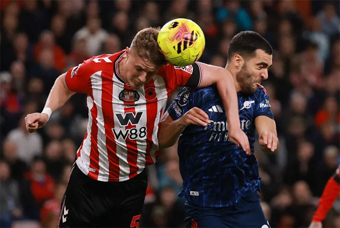 Merino bị phạm lỗi trong vòng cấm của Sunderland