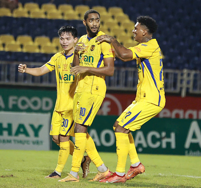 SLNA thắng trận quan trọng trong cuộc chiến trụ hạng - Ảnh: Đức Cường