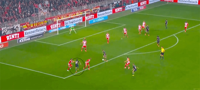 Diaz chuẩn bị trượt xuống để cứu bóng