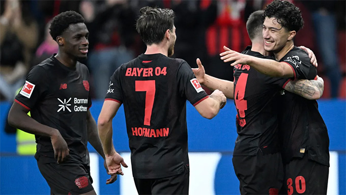 Đồng đội chúc mừng Maza