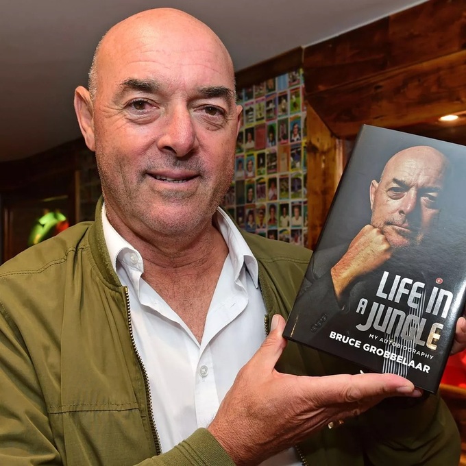 Thủ môn huyền thoại của Liverpool và cuốn tự truyện "Cuộc sống trong rừng rậm"