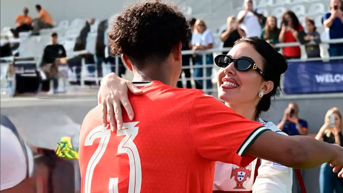 Georgina Rodriguez ăn mừng thắng lợi cùng Cristiano Ronaldo Jr