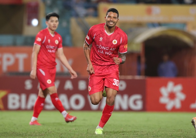 Niềm vui của ngoại binh CAHN khi nâng tỷ số lên 2-0. Ảnh: Minh Tuấn 
