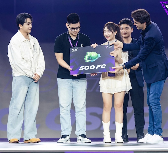 Kaka trao giải cho một game thủ. Ảnh: BTC