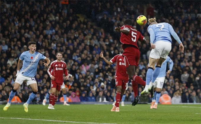 Konate không thể ngăn cản được Haaland đánh đầu mở tỷ số