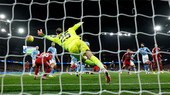 Fan Liverpool phẫn nộ với xử lý của VAR