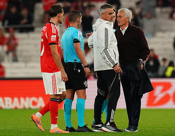 Mourinho phàn nàn với trọng tài