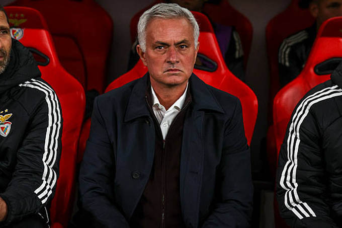 Mourinho căng thẳng trên băng ghế huấn luyện