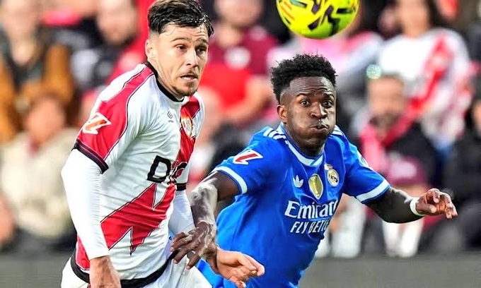 Vinicius bất lực trước sự kèm cặp của Andrei Ratiu.