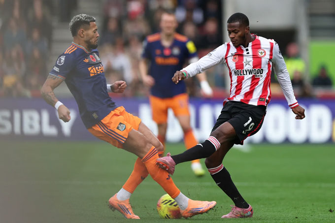 Tình huống va chạm giữa Joelinton và Dango Outtara