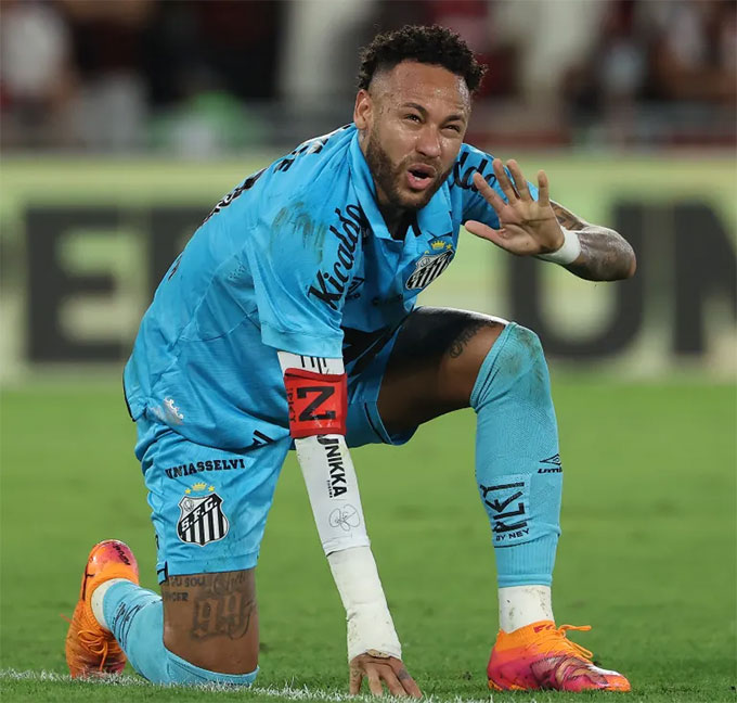 Neymar thường xuyên phải nhận những tiếng la ó