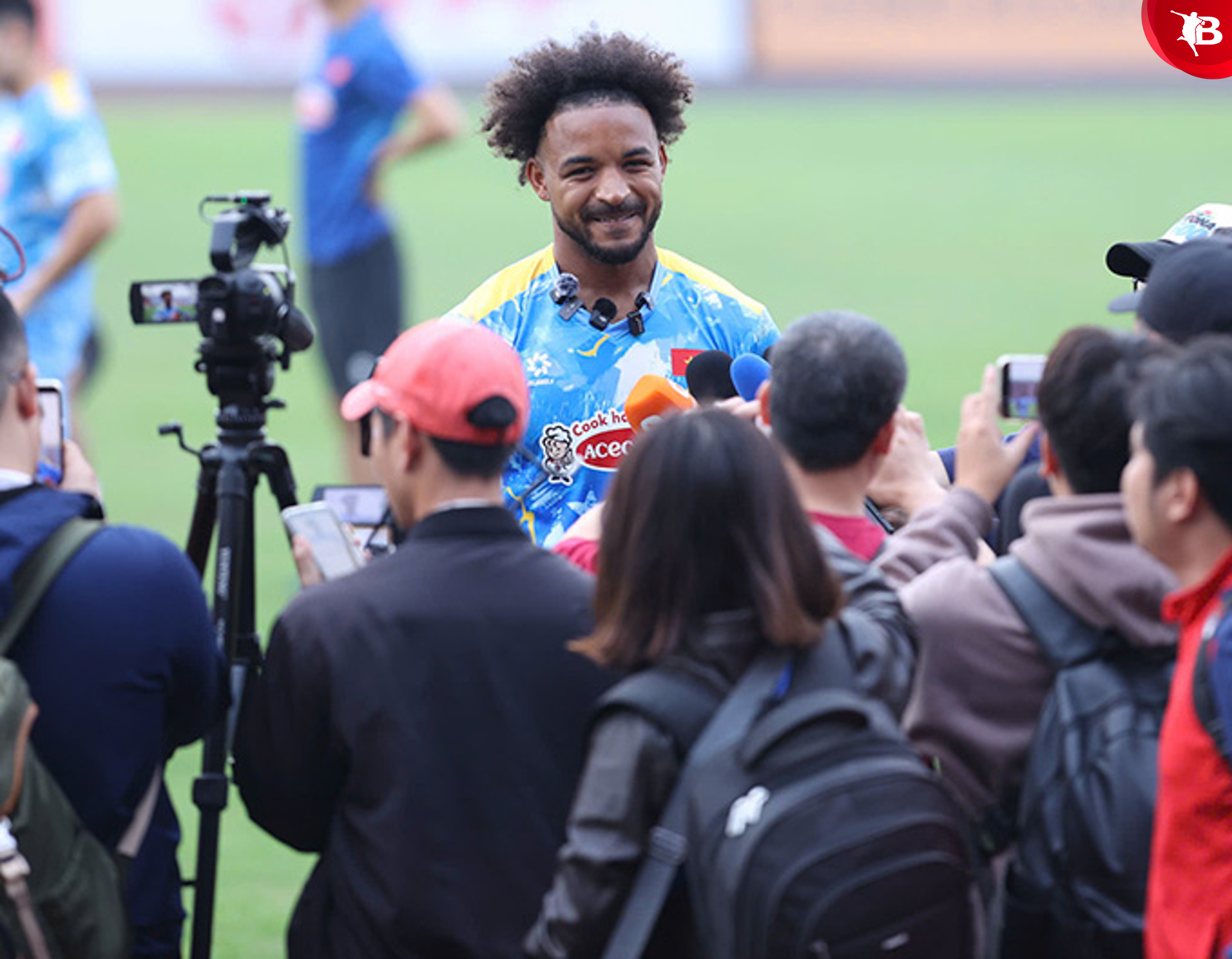 Xuân Son rất vui khi trở lại ĐT Việt Nam. “HLV Kim Sang Sik gặp và nói với tôi: Chào mừng cậu quay lại. Tôi rất vui vì điều ấy. Tôi cũng cảm động khi được thấy lại những gương mặt quen thuộc từ các đồng đội. Vợ con, bố mẹ cũng hãnh diện khi tôi lại được cống hiến cho ĐT Việt Nam. Mỗi trận đấu, mỗi hành trình đều thật sự xúc động khi tôi được chơi cho ĐT Việt Nam. Thật khó diễn tả điều ấy”.