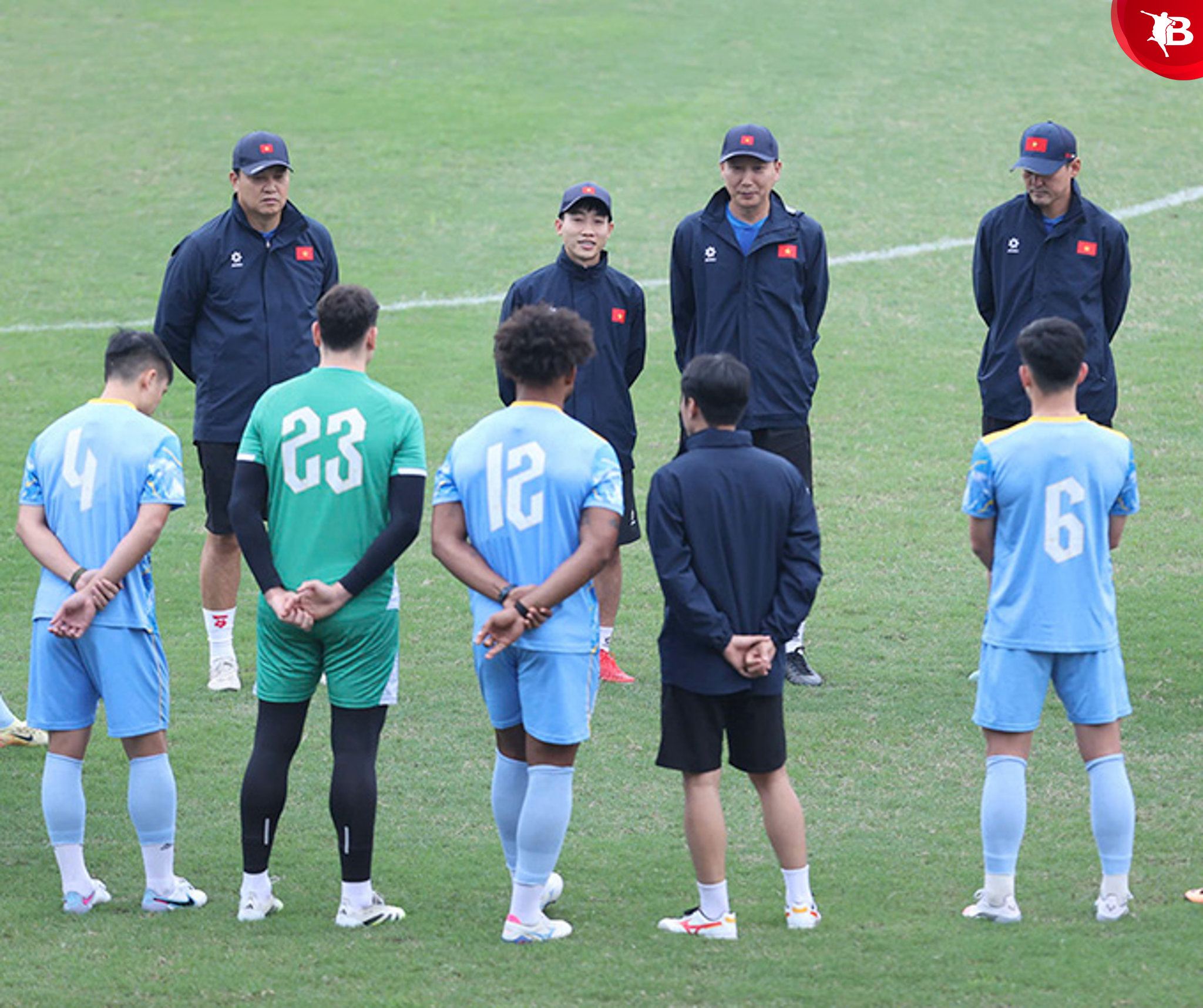 “Như đã nói, tôi đã tập luyện với khối lượng và cường độ cao từ Nam Định. Bất cứ khoảnh khắc nào, thời điểm nào, giai đoạn nào hay kể cả là trọn vẹn trận đấu, tôi cũng đã sẵn sàng. Tôi chỉ chờ hiệu lệnh từ HLV Kim Sang Sik thôi”, Xuân Son nói. “Sau tất cả, tôi muốn nói: Cảm ơn nhiều với mọi người. Thực sự trong tâm can, tôi cảm ơn đất nước Việt Nam. Tôi muốn cống hiến tất cả những gì có thể cho bóng đá quốc gia này”.