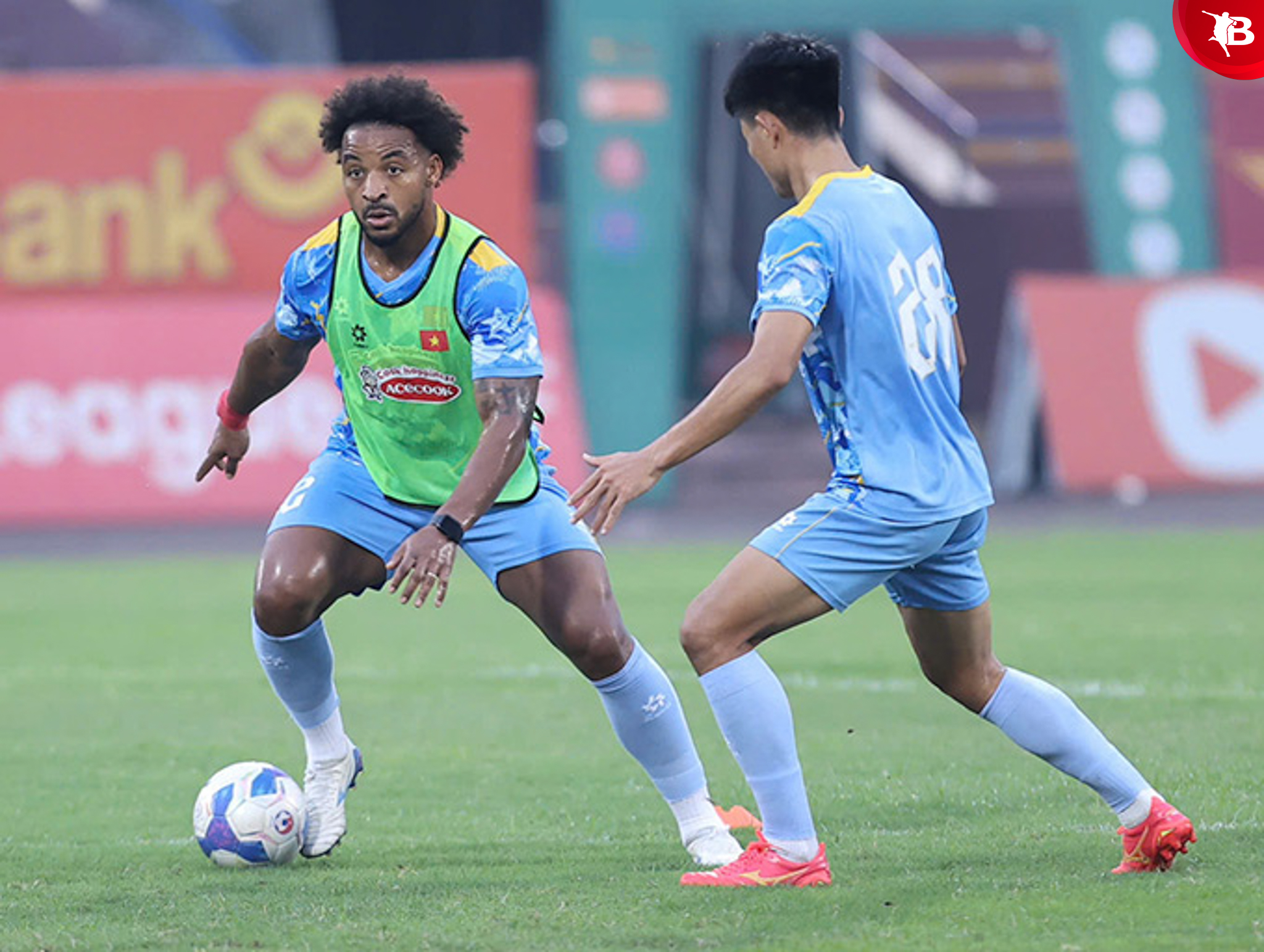 Mục tiêu của Xuân Son là ghi bàn vào lưới ĐT Lào trong màn so tài tại Vientiane sắp tới. Nhưng điều quan trọng là toàn đội phải giành chiến thắng. “Tôi sẽ quyết tâm bằng tất cả những gì có thể”, Son khép lại và bước vào guồng quay tập luyện với ĐT Việt Nam. Anh chỉnh đồng hồ điện tử, với “KPI” cường độ tập luyện ở mức cao nhất. 