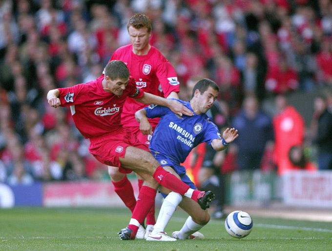 Gerrard tranh chấp với Joe Cole khi Liverpool thua Chelsea 1-4 tại Anfield vào tháng 10/2005