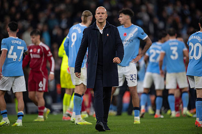 Slot vừa cùng Liverpool thảm bại trước Man City