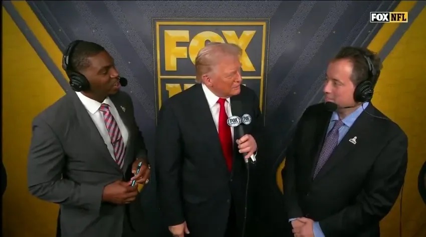 Tổng thống Mỹ Donald Trump (giữa) giao lưu cùng các bình luận viên của trận bóng bầu dục giữa Washington Commanders và Detroit Lions trên sân vận động Northwest hôm 9/11