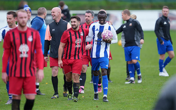 Cisse cười tươi bên các đối thủ sau khi giành được trái bóng kỷ niệm vì ghi 7 bàn