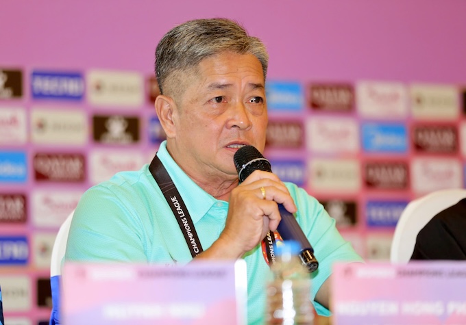 HLV Nguyễn Hồng Phẩm trả lời họp báo. Ảnh: Anh Khoa