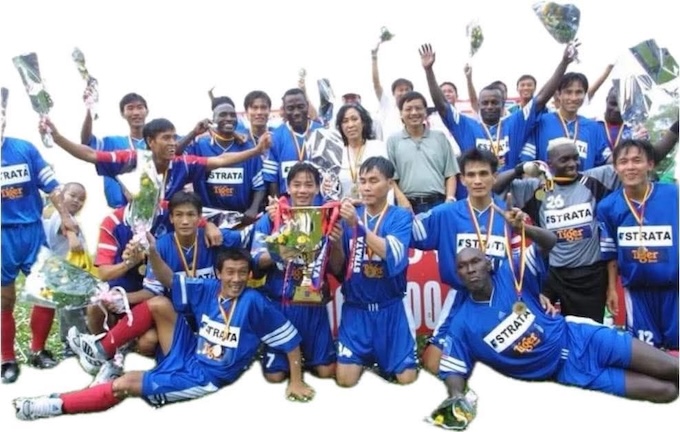 Hồ Văn Lợi lúc vô địch giải VĐQG năm 2002. Ảnh: Tư liệu