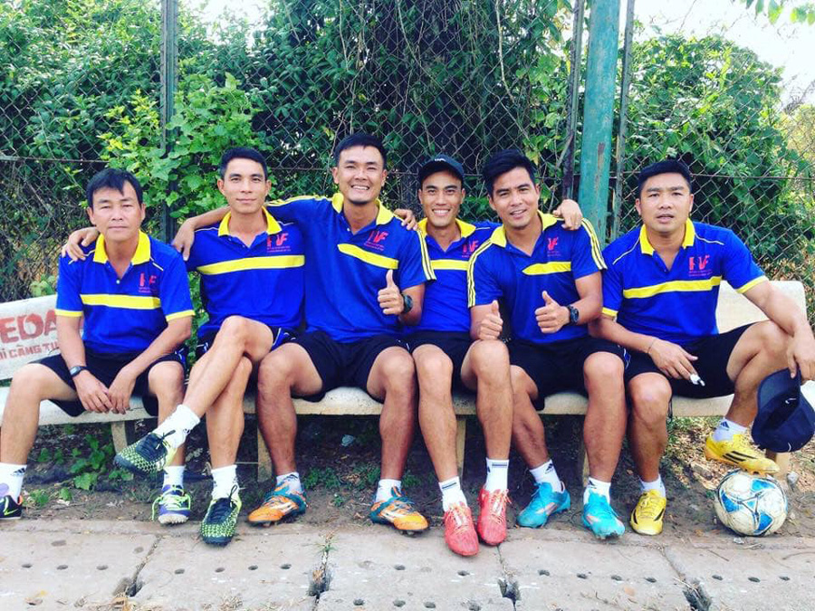 Hồ Văn Lợi (bên trái ngoài cùng) cùng các đồng nghiệp khi Trung tâm PVF còn đóng quân tại TP.HCM