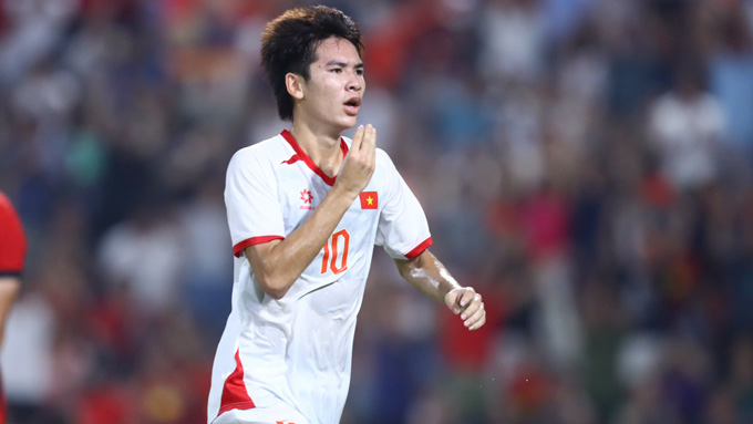 Tiền vệ Lê Văn Thuận