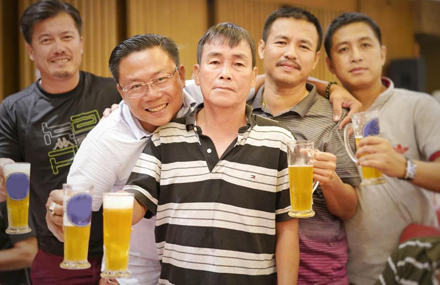 Hồ Văn Lợi (giữa) là người nghĩa khí và vui vẻ với bạn bè, đồng nghiệp