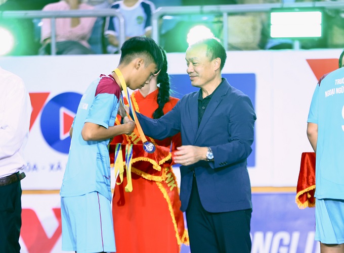 TTK VFF Nguyễn Văn Phú trao HCB cho HULFLIT