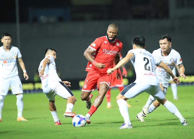 Các cầu thủ SHB Đà Nẵng (áo trắng) trong trận thua Hải Phòng 1-3 Ảnh: Phan Tùng