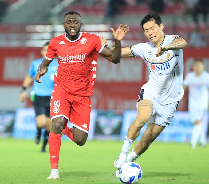 Kim Dong Su (áo trắng) là ngoại binh được xem là chơi ổn nhất của SHB Đà nẵng. Ảnh: Phan Tùng