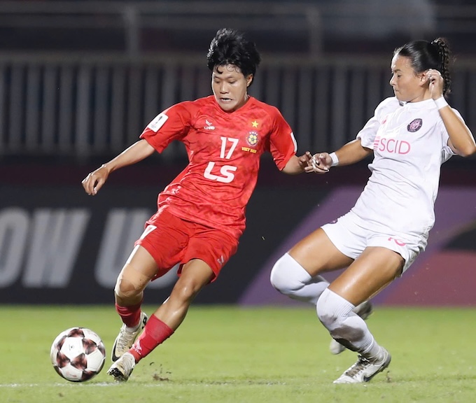 Hai đội bóng chơi rất ngang ngữa nhau trong hiệp 1. Ảnh: Anh Khoa