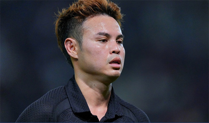 Theerathon đánh dấu ngày trở lại ĐT Thái Lan bằng 1 pha lập công đẹp mắt vào lưới Singapore 