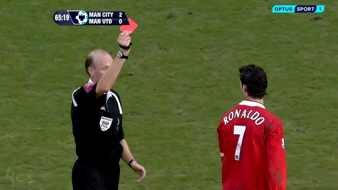 Ronaldo từng nhận thẻ đỏ khi khoác áo MU