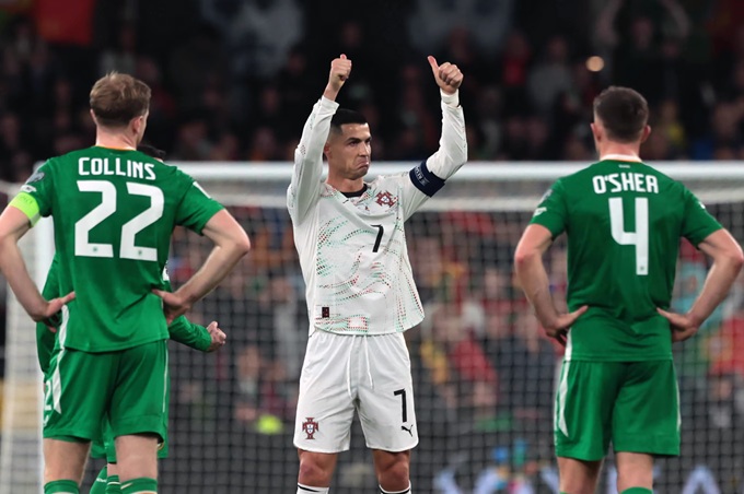 Ronaldo phản ứng sau khi nhận thẻ đỏ ở trận gặp CH Ireland