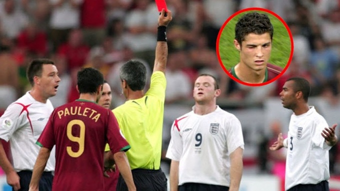 Ronaldo nháy mắt đểu giả khi trọng tài rút thẻ đỏ dành cho Wayne Rooney