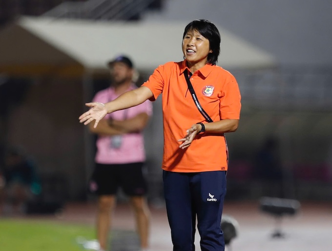 HLV Đoàn Thị Kim Chi chỉ đạo trận đấu. Ảnh: Anh Khoa