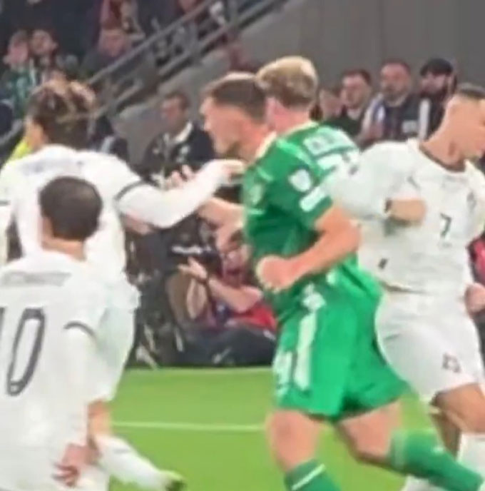 Hình ảnh Ronaldo thúc cùi chỏ vào O'Shea