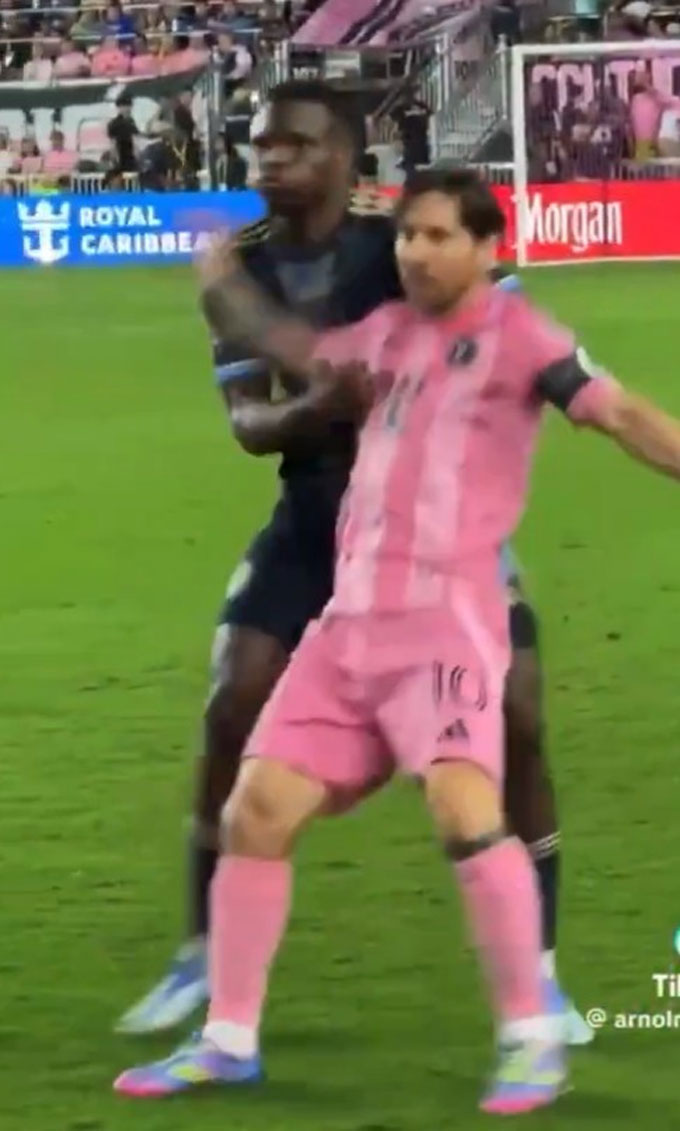 Morgans lấy hình ảnh Messi cũng thúc cùi chỏ nhưng không bị phạt để bảo vệ Ronaldo