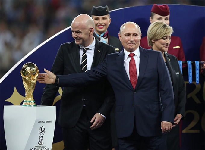 Tổng thống Nga, Vladimir Putin, bên phải, chụp ảnh cùng chủ tịch FIFA, Gianni Infantino, tại trận chung kết World Cup 2018
