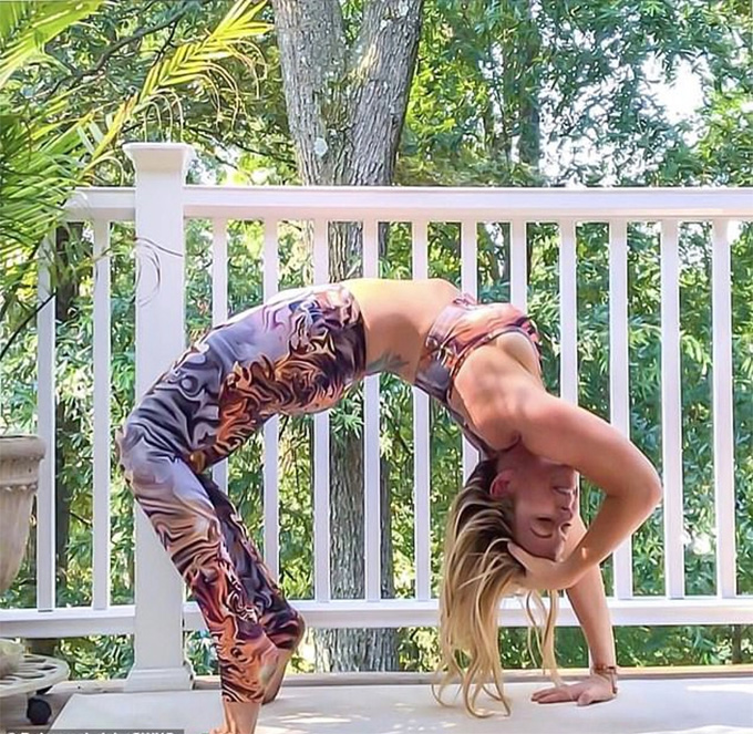 Lúc chưa bị đột quỵ, Leigh thường xuyên thực hiện những động tác khó cho NHM xem