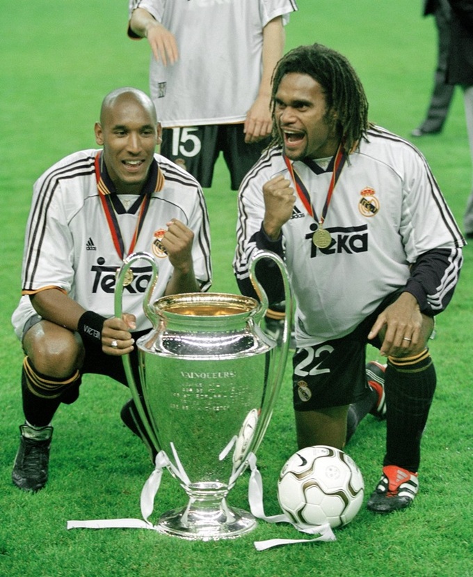 Ở Bernabeu, Anelka gần như chỉ chơi với đồng hương Karembeu (phải)