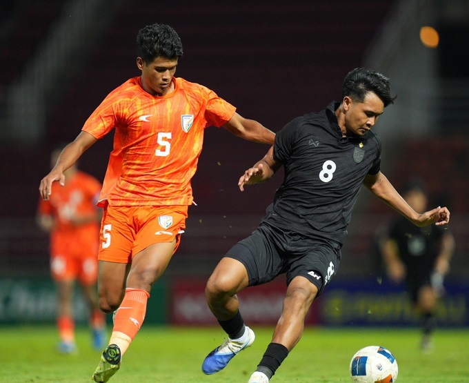 U22 Thái Lan (áo đen) đại thắng U22 Ấn Độ