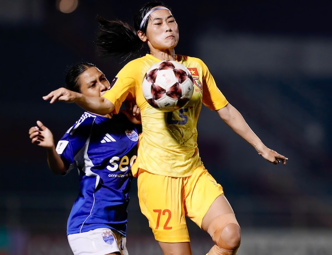 Bảo Châu trong pha tranh chấp với cầu thủ Lion City. ảnh: anh Khoa