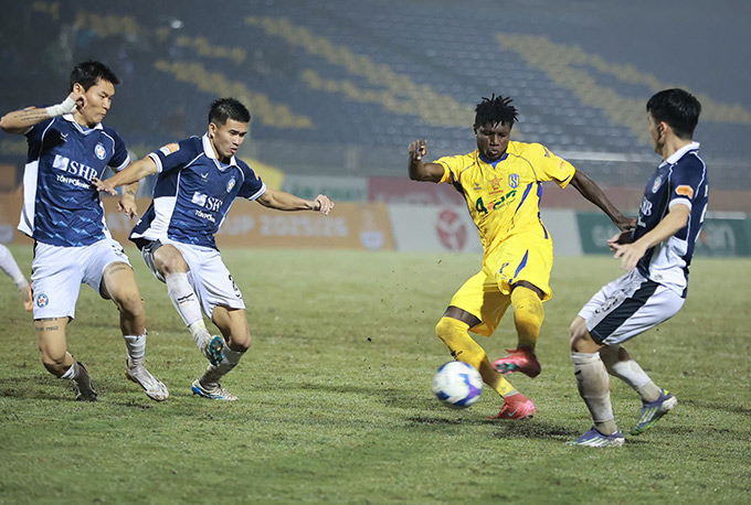 Cú đúp của Olaha không thể giúp SLNA lật ngược tình thế - Ảnh: Đức Cường